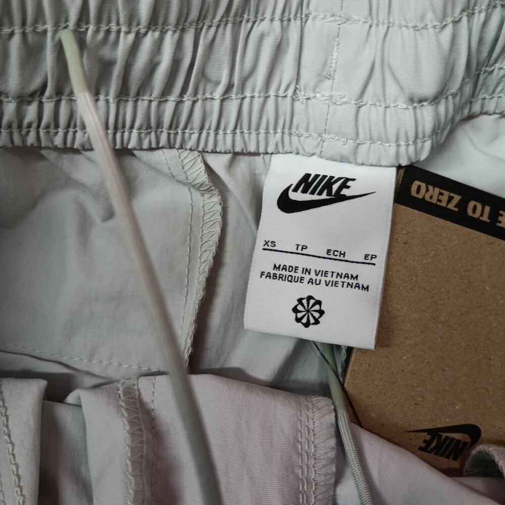Nike Shorts Women's Size XS Silver Woven Mid Rise 5" Inseam - Picture 3 of 8